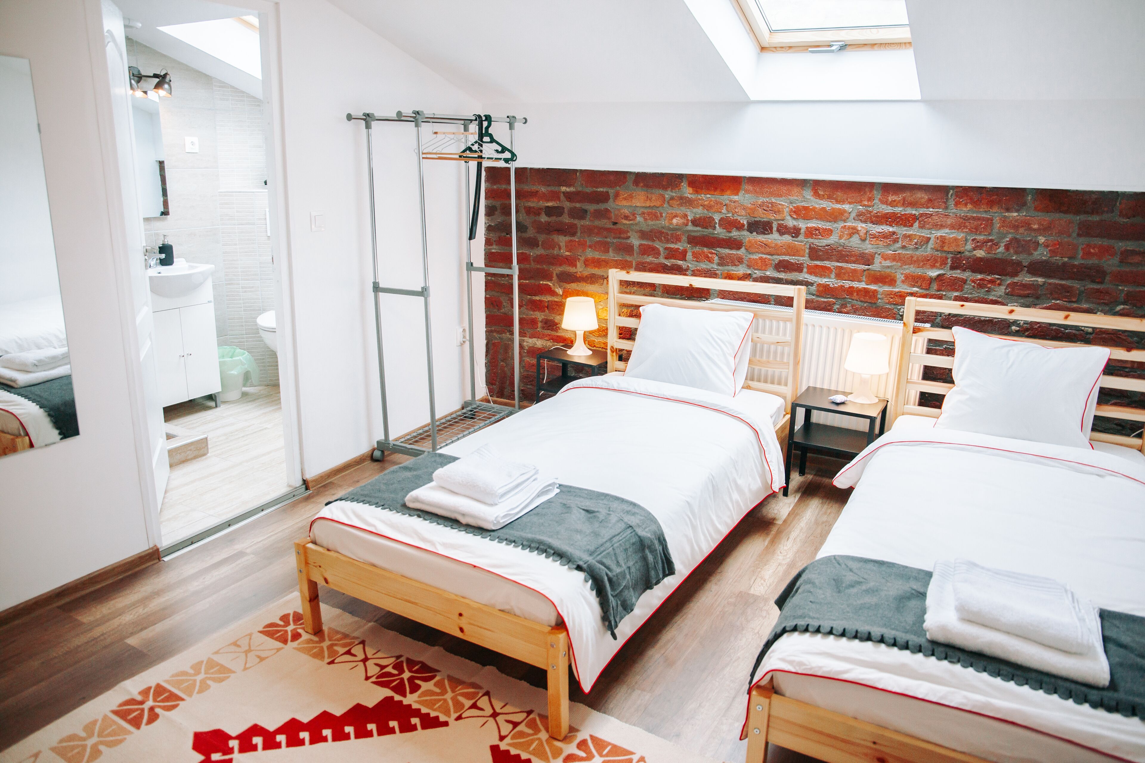 7 habitaciones, tabla de planchar con plancha, wifi y ropa de cama 