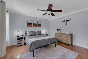 3 habitaciones, tabla de planchar con plancha, wifi y ropa de cama