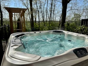 Outdoor spa tub - StillHill: HotTub GameRoom Whiskey Lounge Acreage (Bardstown)