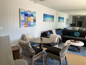 Smart TV - Luxury One Bedroom Beachfront Condo at Redondo Beach PIer (Redondo Beach)