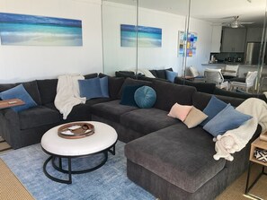 Smart TV - Luxury One Bedroom Beachfront Condo at Redondo Beach PIer (Redondo Beach)