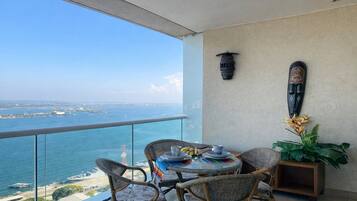 Elite Apartment | Outdoor dining