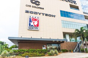 A building with a sign for 'CINE COLOMBIA' and 'BODYTECH' on the facade. - U-GO Edificio H2 (Cartagena)