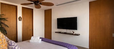 Apartment (GT01J) | Egyptian cotton sheets, premium bedding, down duvets, free WiFi