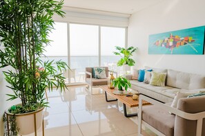 Una sala de estar moderna con un sofá, una mesa de centro y plantas en macetas.