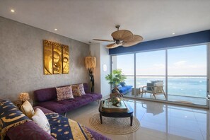 Apartment (GT01J) | Living area | 55-inch LCD TV with digital channels - U-GO Edificio H2 (Cartagena)
