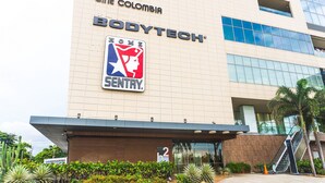 Un bâtiment dont la façade porte une enseigne indiquant « CINE COLOMBIA » et « BODYTECH ».