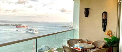 Apartment | Outdoor dining