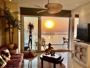 Apartment (GT01J) | Living area | 55-inch LCD TV with digital channels - U-GO Edificio H2 (Cartagena)