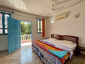 Comfort Room | Premium bedding, desk, laptop workspace, free WiFi - Thomas Ashwem x One Light Stays (Ashvem)