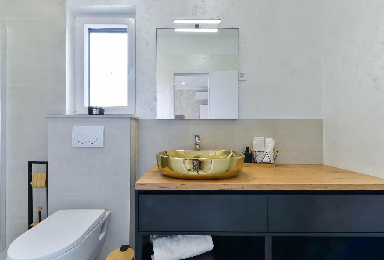 Regadera, secadora de cabello, toallas 