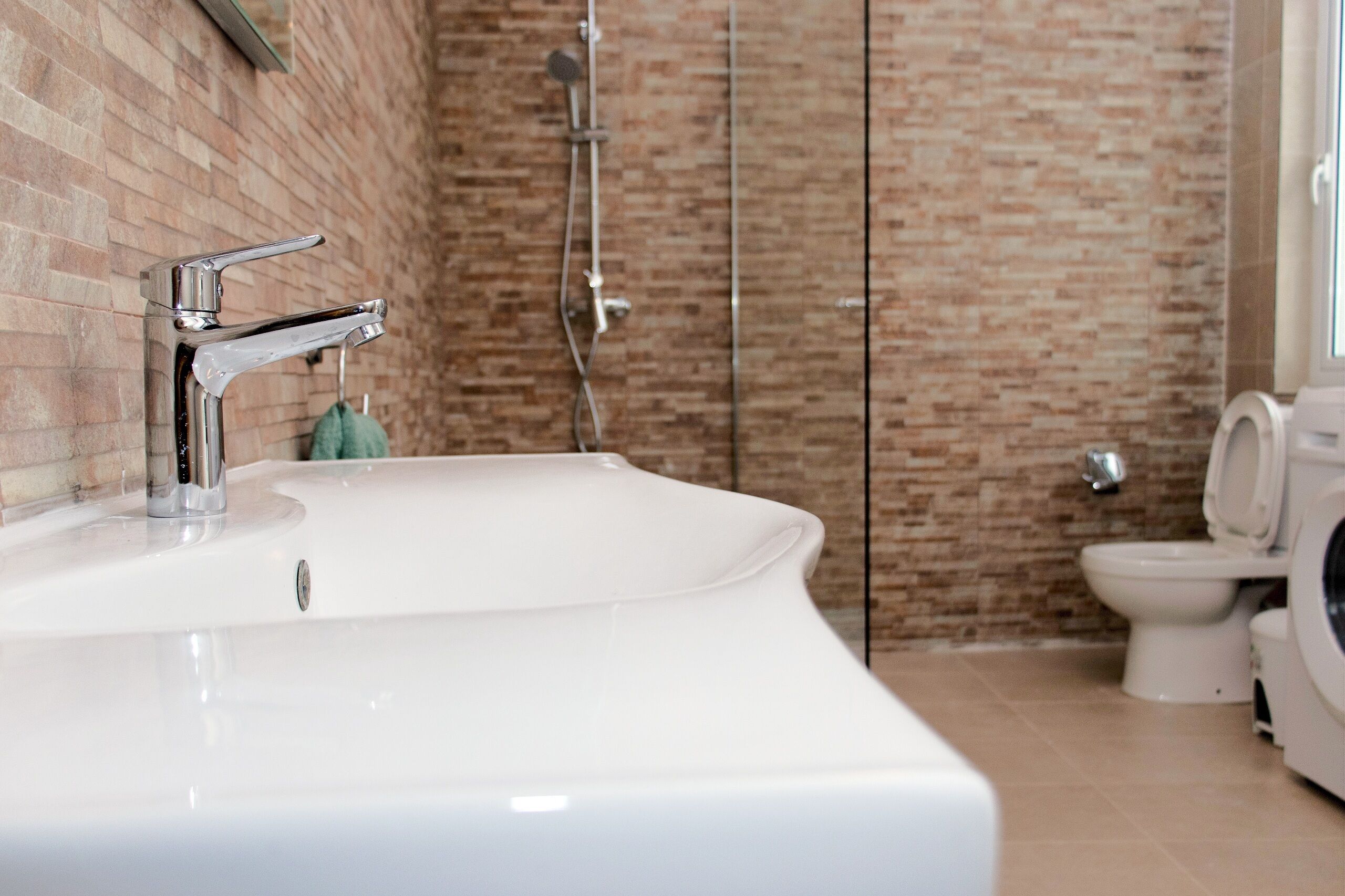 Douche, articles de toilette (gratuits), séchoir à cheveux