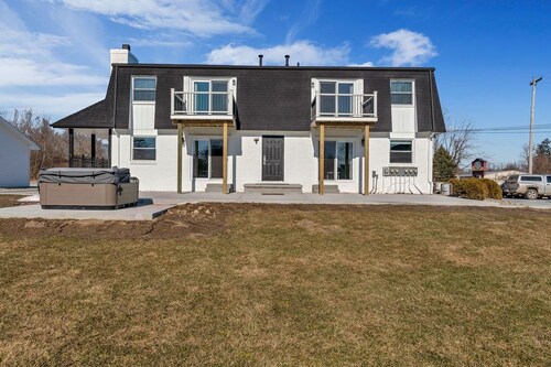 Fenton Flats- Suite 5 With On Site Hot Tub and Personal Garage