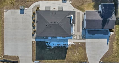 Fenton Flats- Suite 5 With On Site Hot Tub and Personal Garage