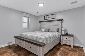 2 habitaciones, escritorio, tabla de planchar con plancha y wifi gratis 