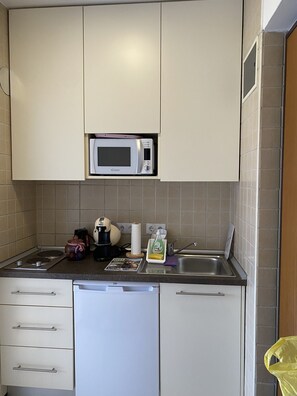 Fridge, microwave, coffee/tea maker, electric kettle - Studio Apartment Central Sarajevo - Main Street - Great location (Sarajevo)