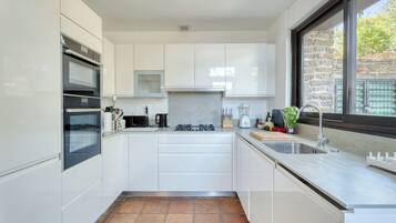 Een koelkast, een microgolfoven, een oven, een kookplaat