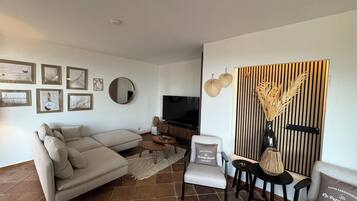 Televisie, een open haard en een stereo