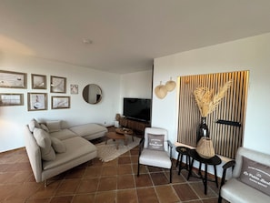 TV, fireplace, stereo