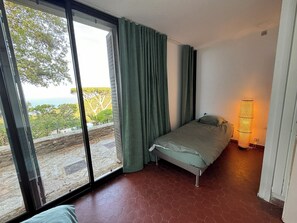 3 slaapkamers, een strijkplank/strijkijzer, reisbedje, internet