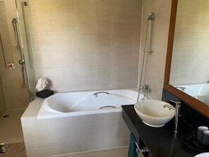 Villa | Badeværelse | Separat badekar og bruser, dybe badekar, hårtørrer, håndklæder