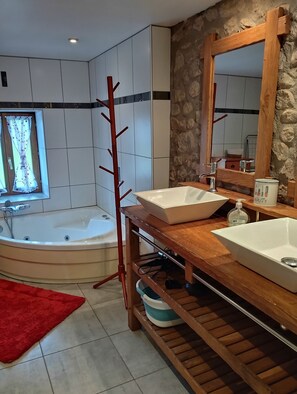 Dusche, Haartrockner, Seife, Toilettenpapier