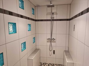 Douche, sèche-cheveux, savon, papier toilette