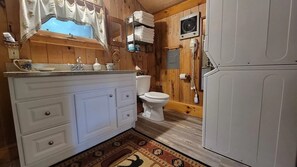 Tina de hidromasaje, secadora de cabello, toallas, jabón 