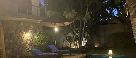 Una piscina al aire libre