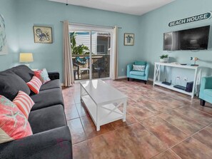 TV, offices - 1BR Quaint First Floor 3 min Walk to beach (CORPUS CHRISTI)