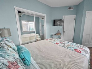 1 habitación, escritorio, tabla de planchar con plancha y cuna de viaje 