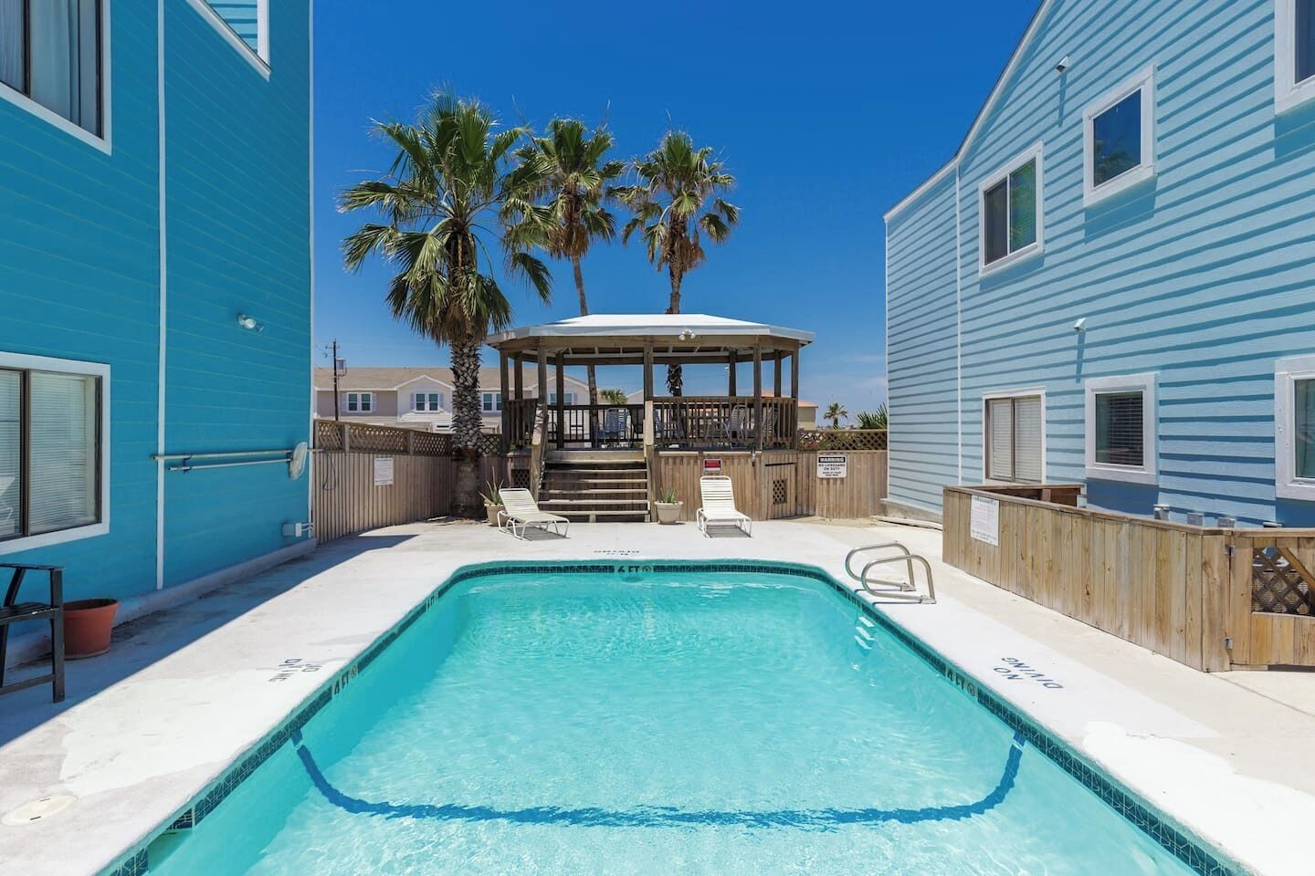 Lämmitetty uima-allas