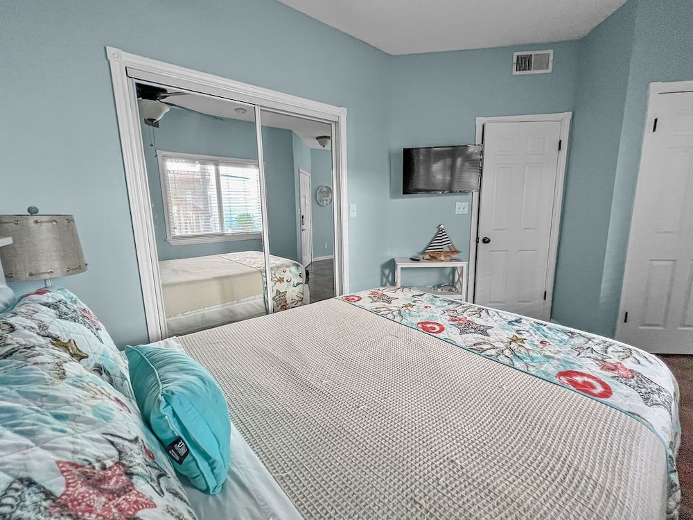 Pet friendly Cozy 1B/1B Condo sleeps 4 walk to beach! Corpus Christi