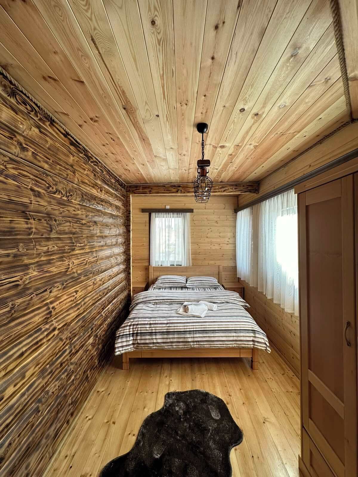 Desk, soundproofing, free WiFi, bed sheets