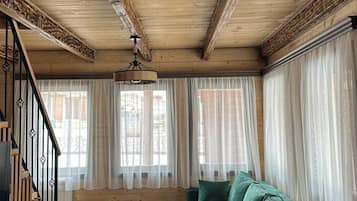 Hus Panoramic | Vardagsrum | 44-tums platt-tv med kabelkanaler och golvvärme
