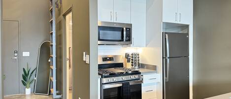 Jääkaappi, mikroaaltouuni, uuni, liesi