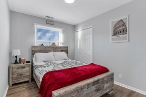 2 habitaciones, escritorio, tabla de planchar con plancha y wifi gratis 