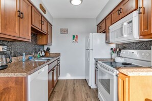 Refrigerador, microondas, horno y parrilla de estufa 