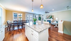 Dining - Beach Block Condo in the Heart of OCNJ – No Streets to Cross to Beach/Boardwalk! (Ocean City)