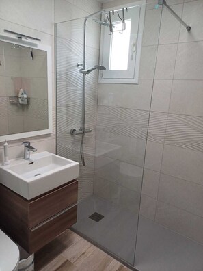 Dusche, Handtücher, Toilettenpapier