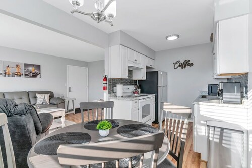 Fenton Flats- Parisian Place With On Site Hot Tub