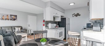 Fenton Flats- Parisian Place With On Site Hot Tub