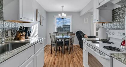 Fenton Flats- Parisian Place With On Site Hot Tub