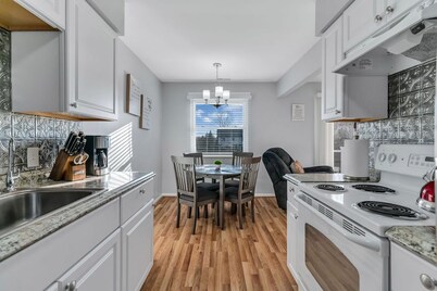 Fenton Flats- Parisian Place With On Site Hot Tub