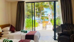 Une chambre d’hôtel avec deux lits, une chaise et une vue sur une plage et des palmiers.