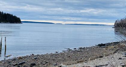 Gorgeous 2 bedroom apartment in new house with waterfront views in Duck Cove