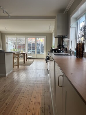 Private kitchen - Nice Family Villa Close to Stockholm City (Stockholms län)