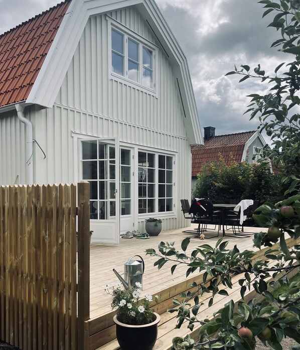 Outdoor dining - Nice Family Villa Close to Stockholm City (Stockholms län)