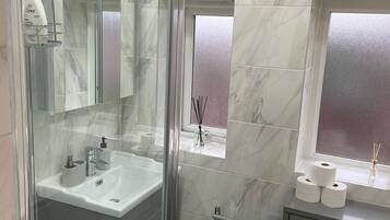 House | Bilik Mandi | Tab mandi dan pancuran berasingan, tab mandi rendaman dalam