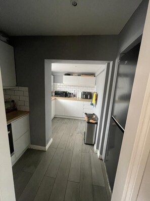 House | Private kitchen | Fridge, microwave, oven, stovetop - Beautiful 3-bed House in Romford (Romford)